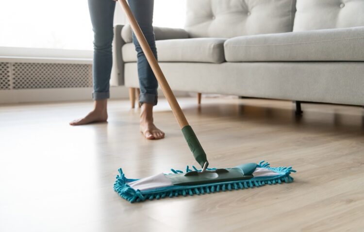 come pulire il pavimento laminato